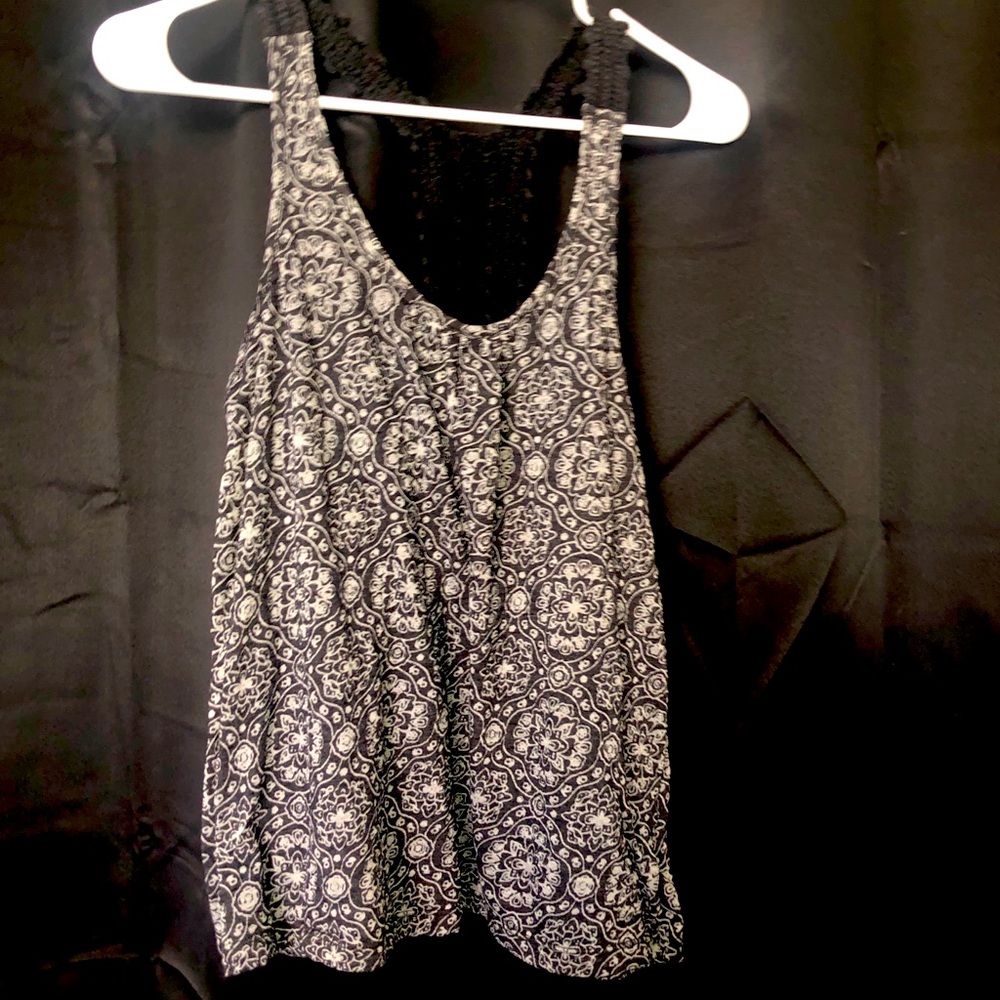 Black and white floral design Lei tank top